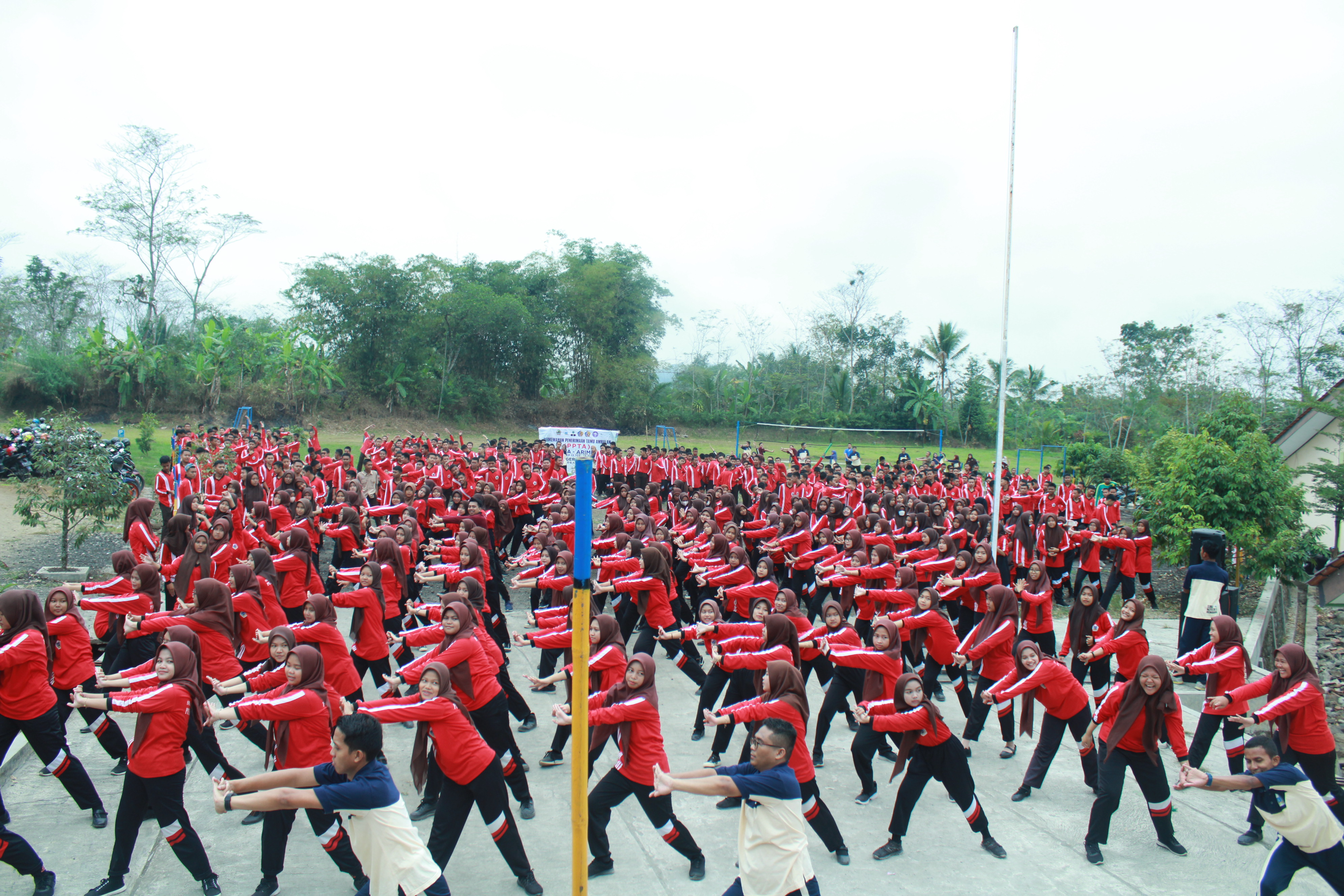 Kegiatan jalan sehat dan senam SMK Negeri 1 Rembang