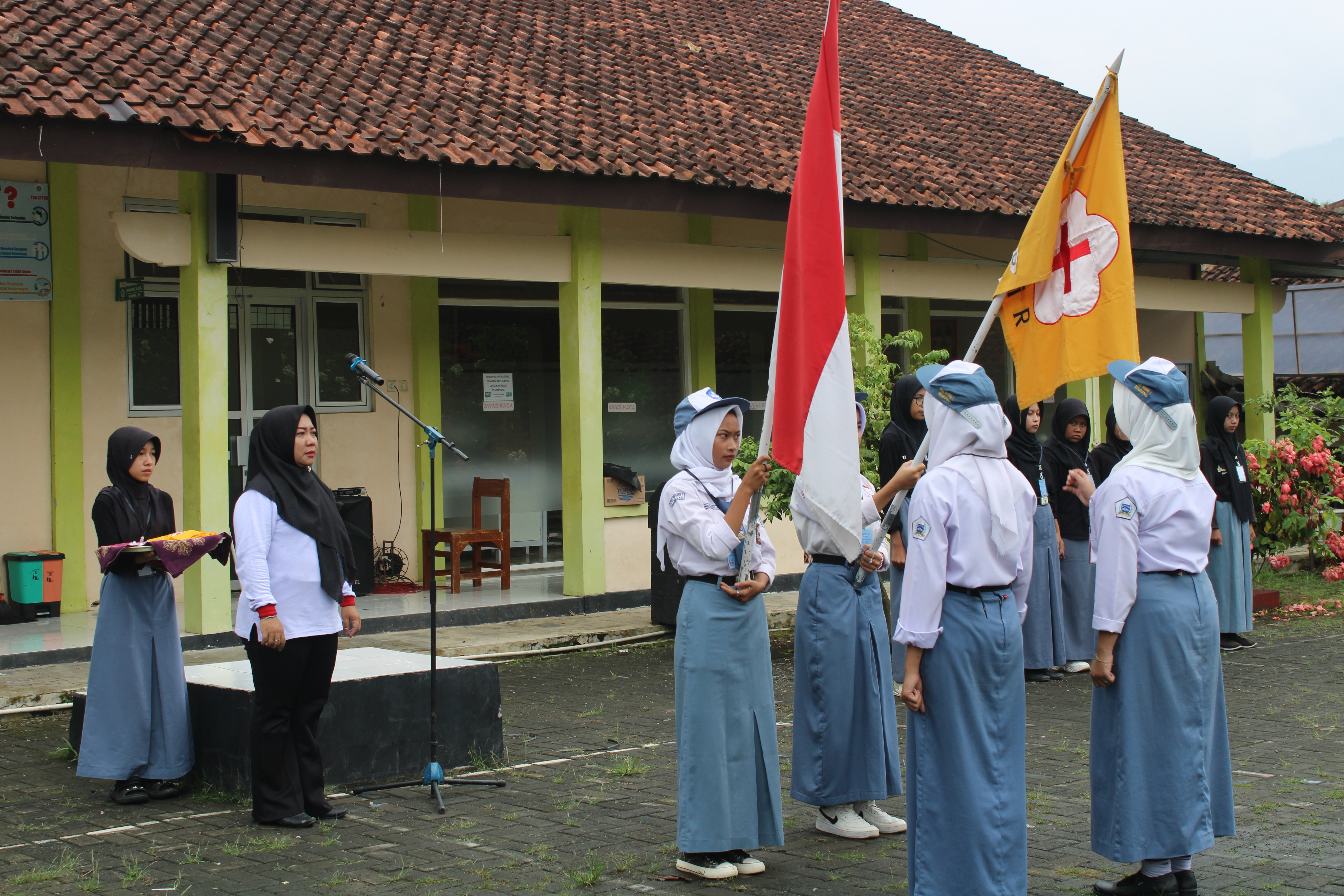 Perayaan Kebanggaan: Pelantikan Angkatan ke-14 Palang Merah Remaja (PMR) di SMK N 1 Rembang