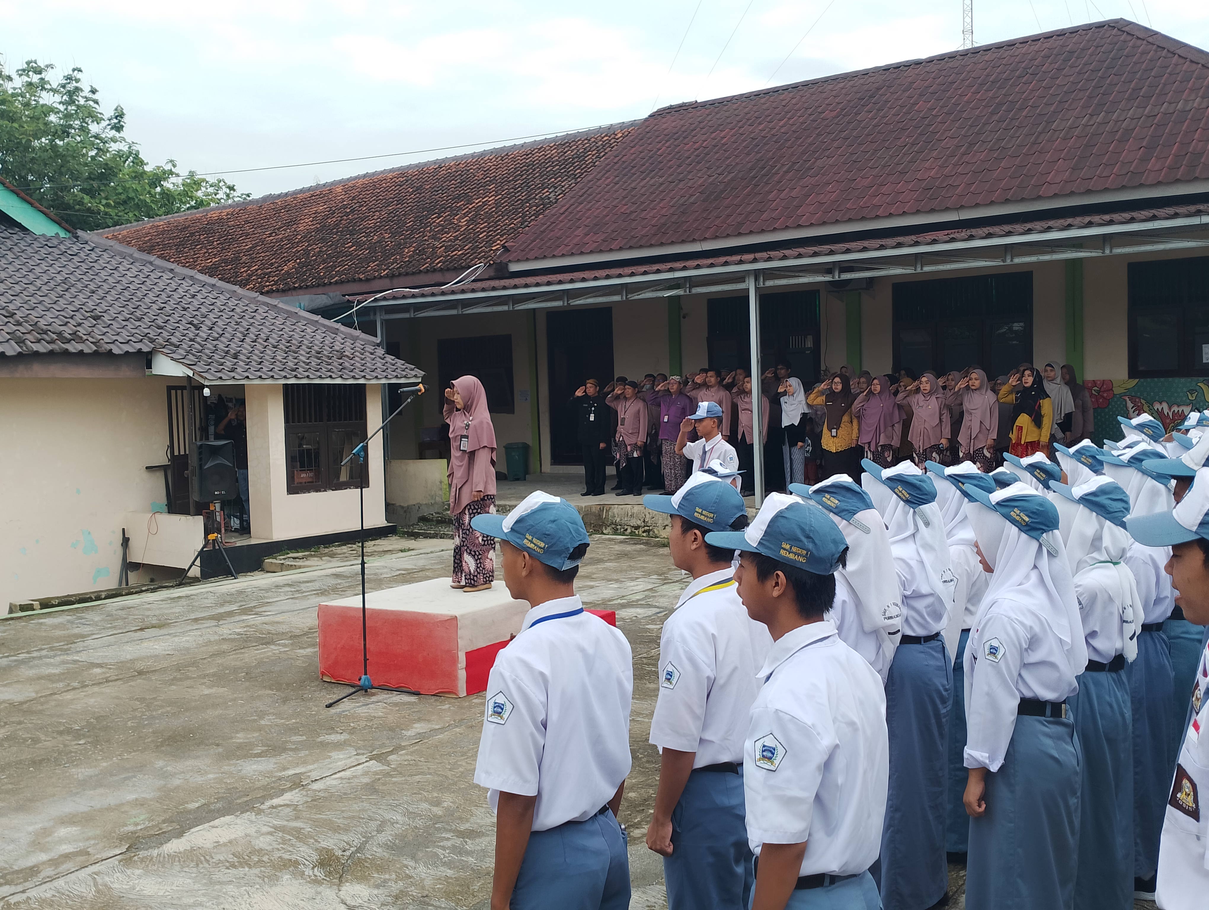 Upacara Hari Ibu di SMK Negeri 1 Rembang