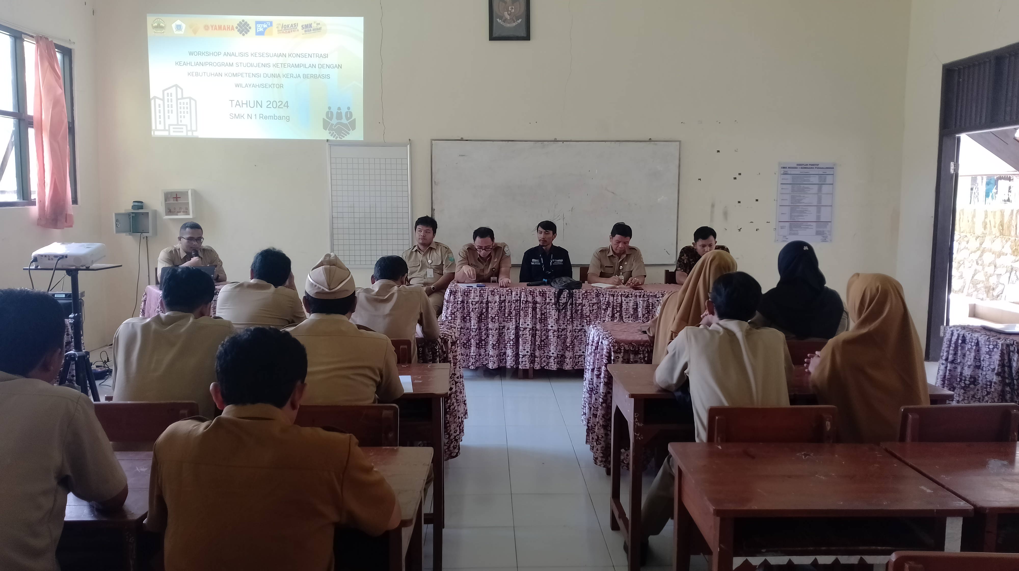 Workshop Analisis Kesesuaian Konsentrasi Keahlian dengan Kebutuhan Kompetensi Dunia Kerja Berbasis Wilayah/Sektor di SMK Negeri 1 Rembang